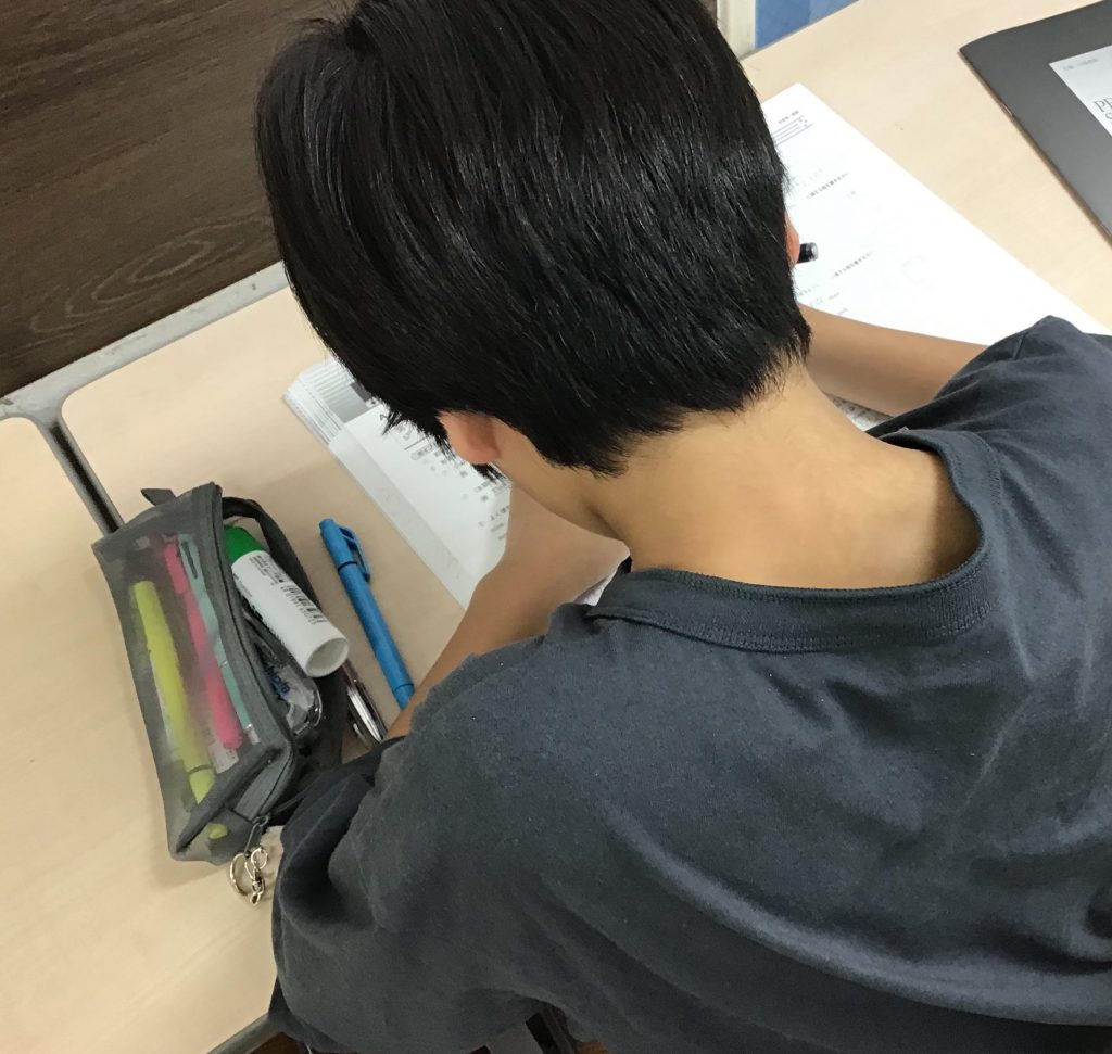 自主的に取り組む中学生