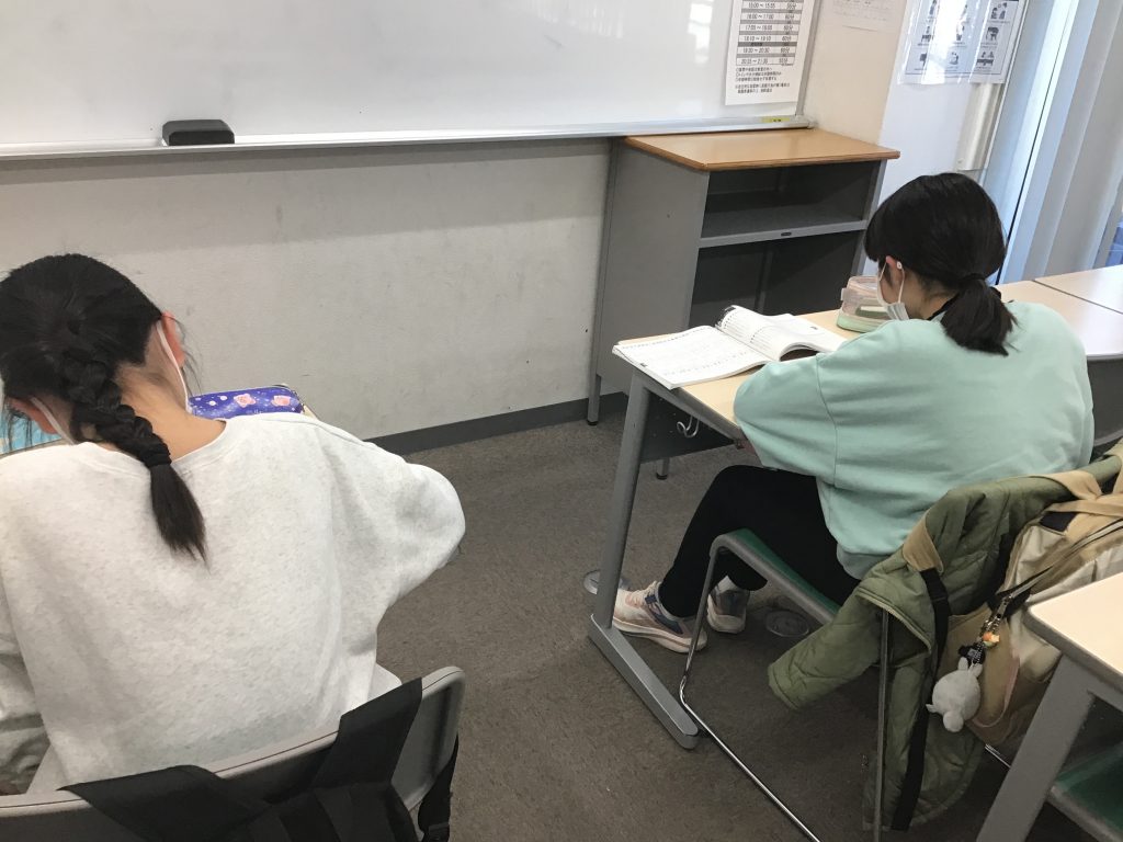 【ena下井草】自習を頑張るレディたち