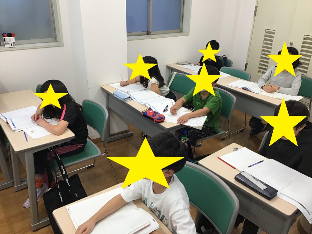 小４。先生の話を傾聴。