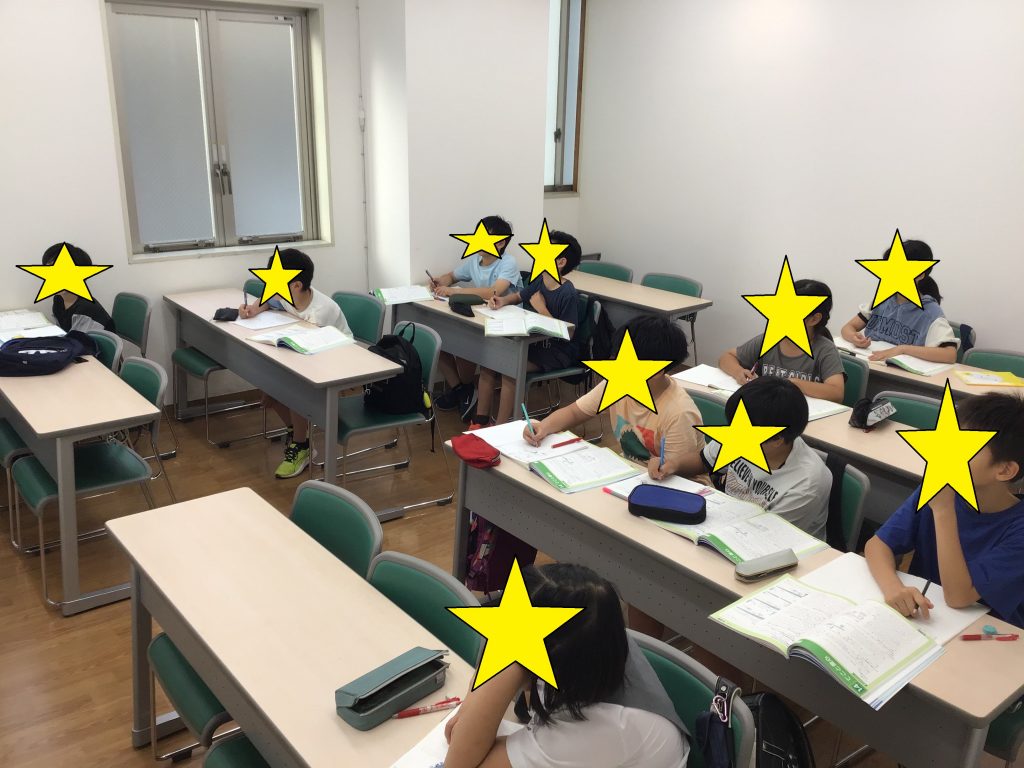 先生の話をしっかり聞く小5