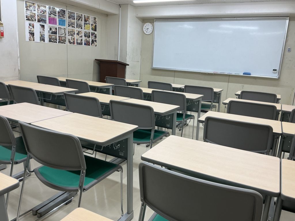 教室の机をリニューアルしました！
