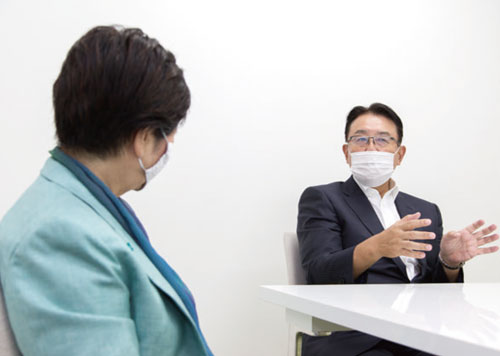 河端真一 × 小池百合子