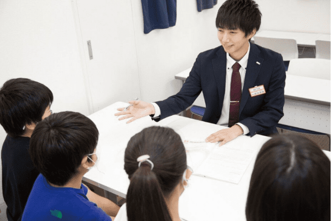 教師と生徒の面談の様子