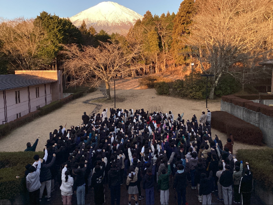 元旦早朝の富士山１号館／庭から富士を仰ぎ見シュプレヒコール