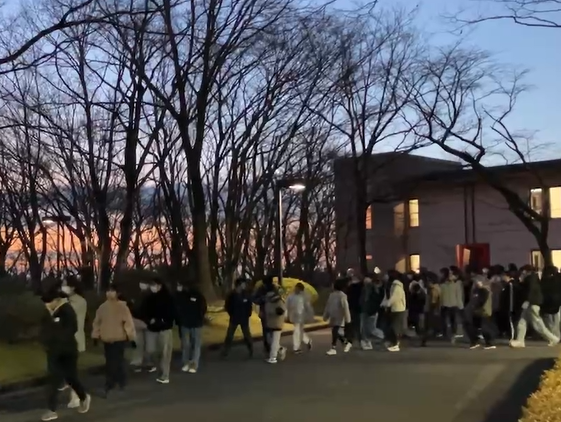 初日の出に決意を誓うべく出陣する富士山１号館の生徒たち