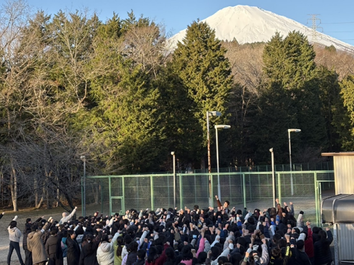 元旦早朝の富士山２号館